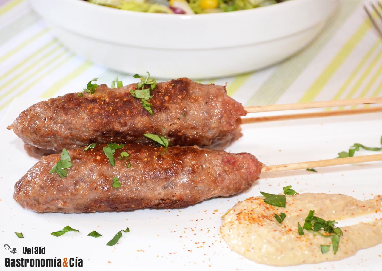 Kebab de ternera con soja y sésamo