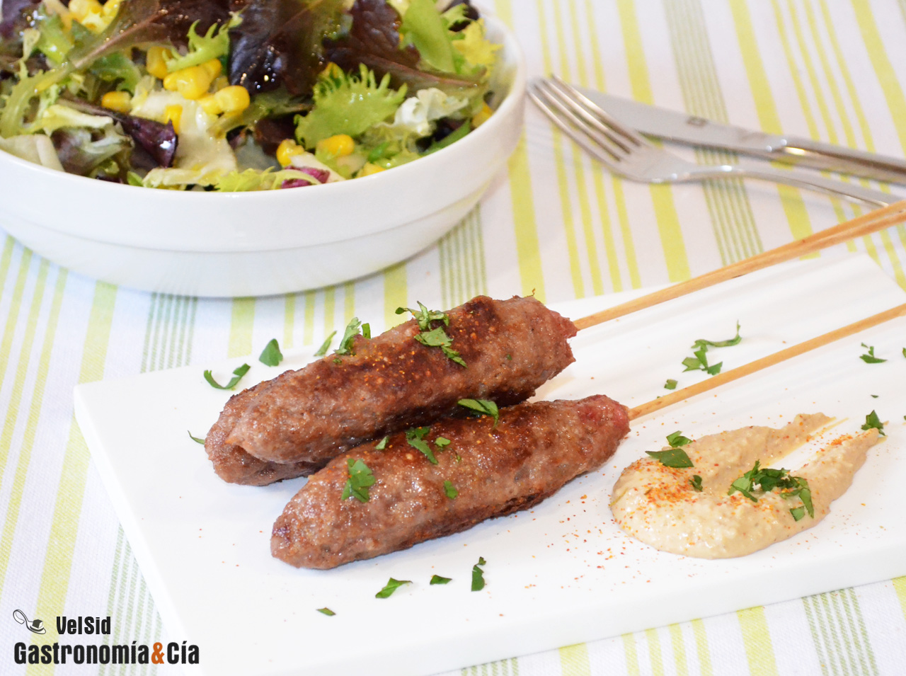 Kebab de ternera con soja y sésamo