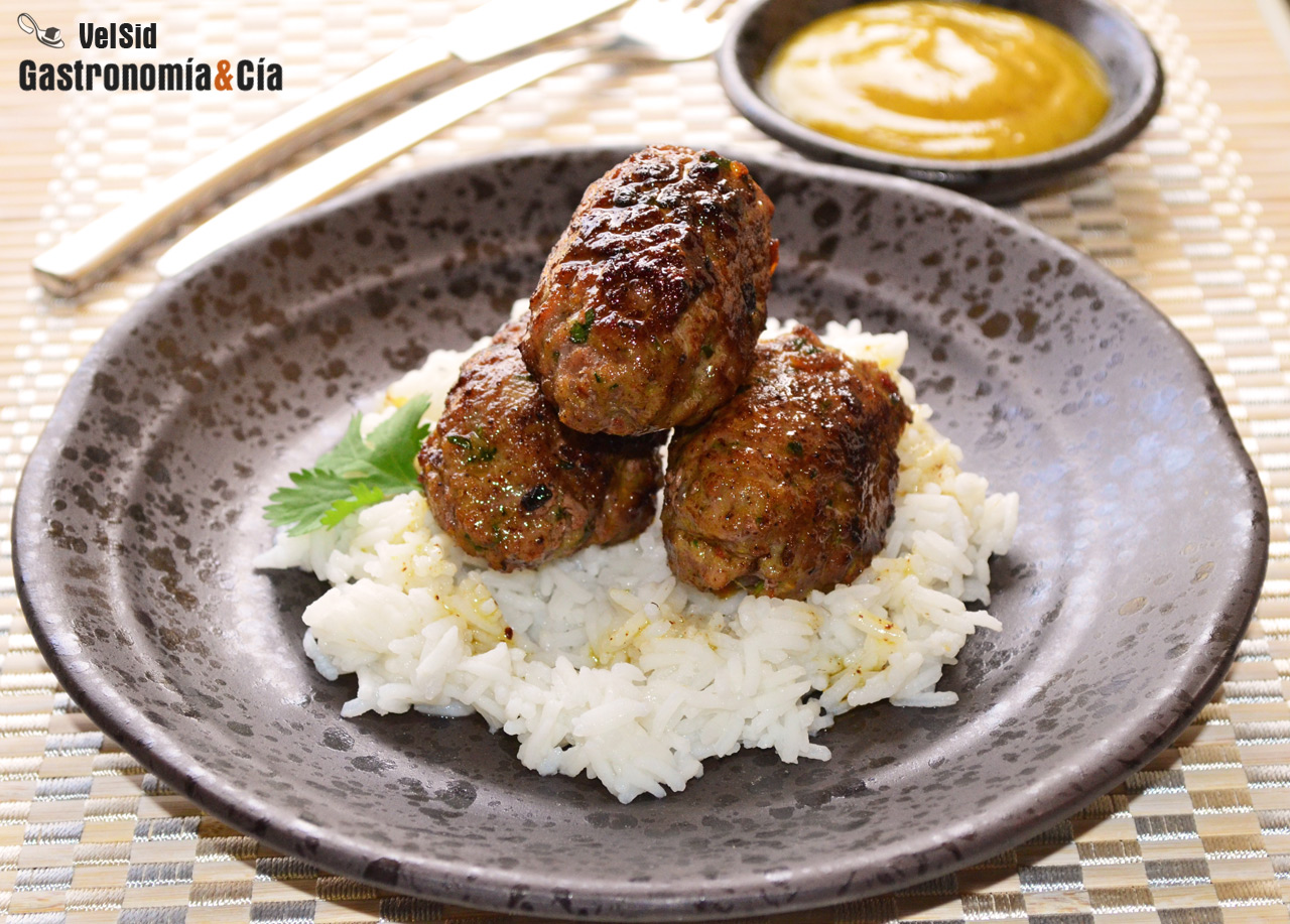 Koftas de ternera con salsa de mostaza y miel