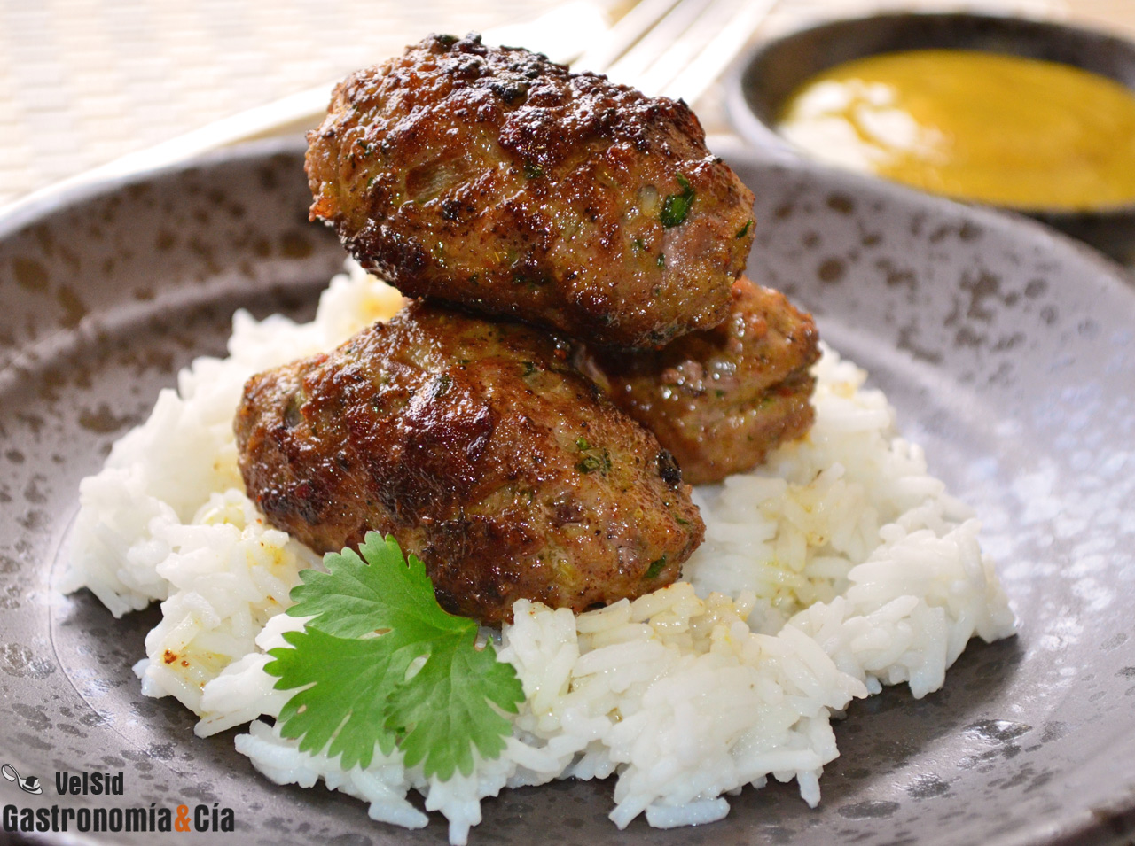 Koftas de ternera con salsa de mostaza y miel