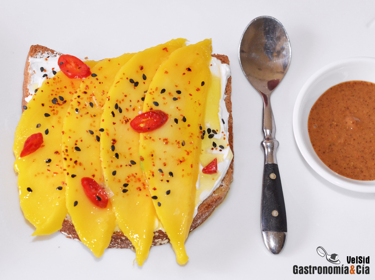 Tostada con yogur colado, mango y manteca de almendra
