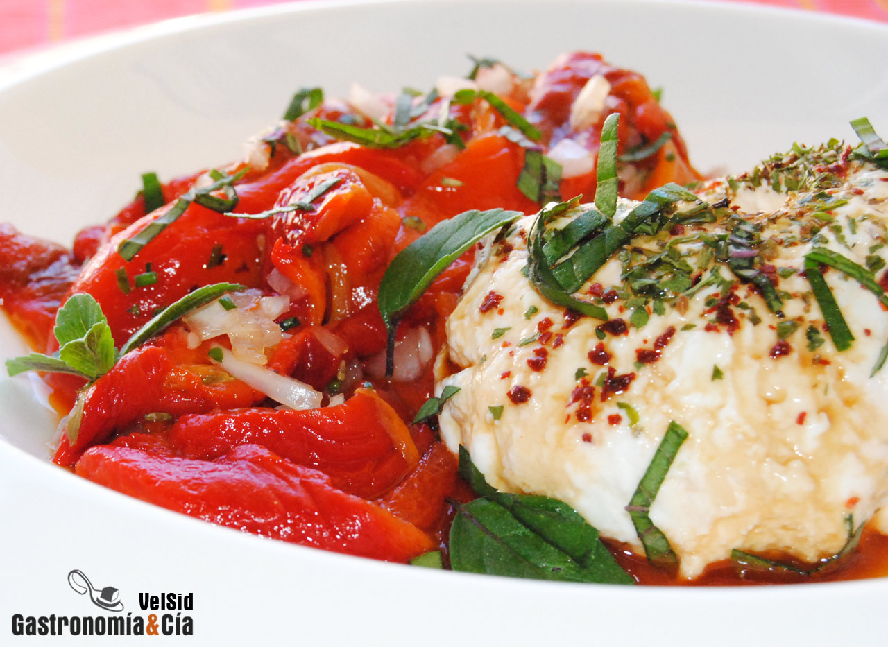 Labneh con pimientos asados y albahaca