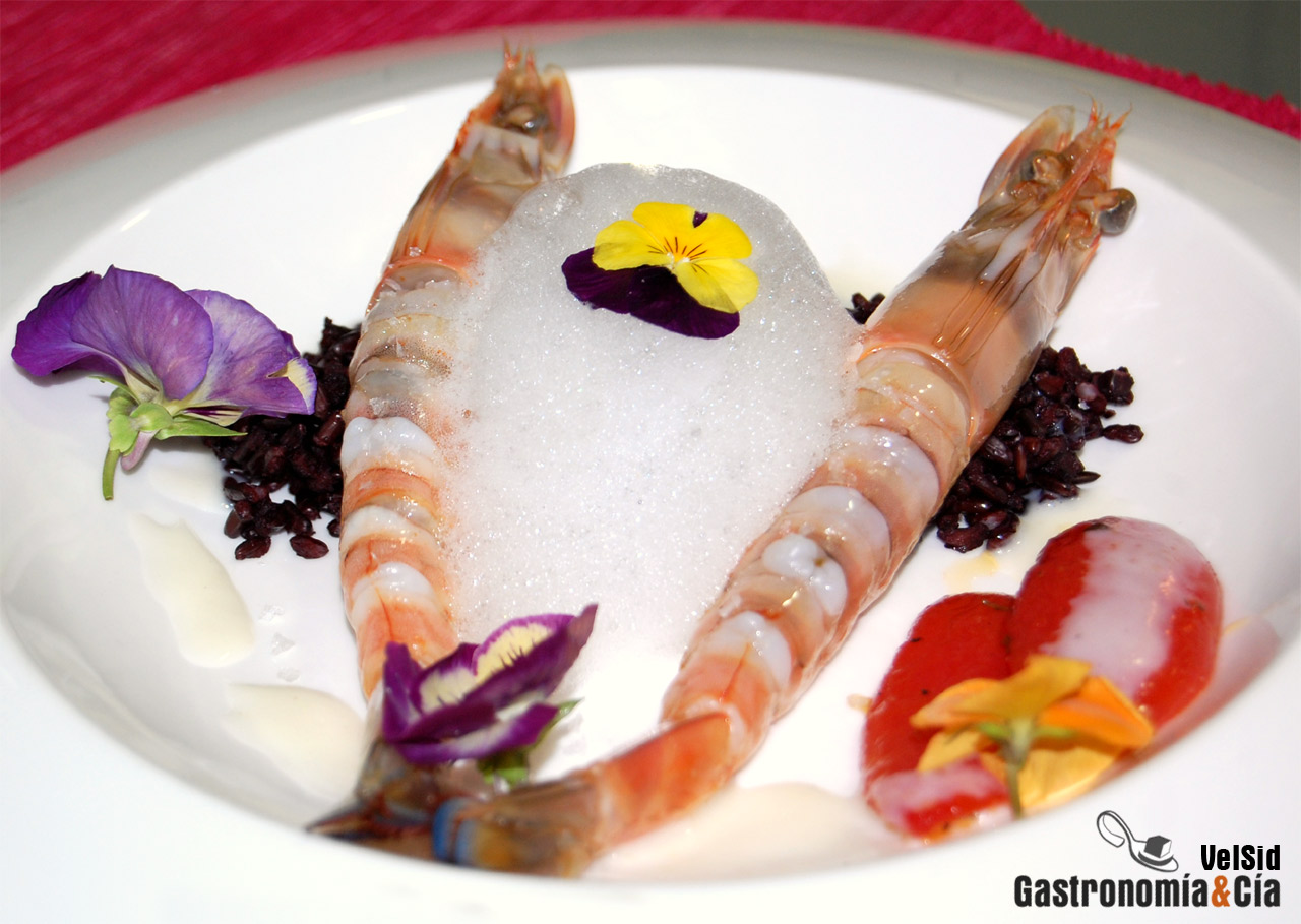 Langostinos de Vinaròs con arroz venere y crema de ajo