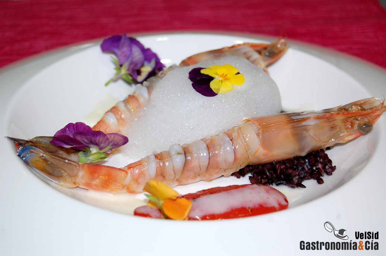 Langostinos de Vinaròs con arroz venere y crema de ajo