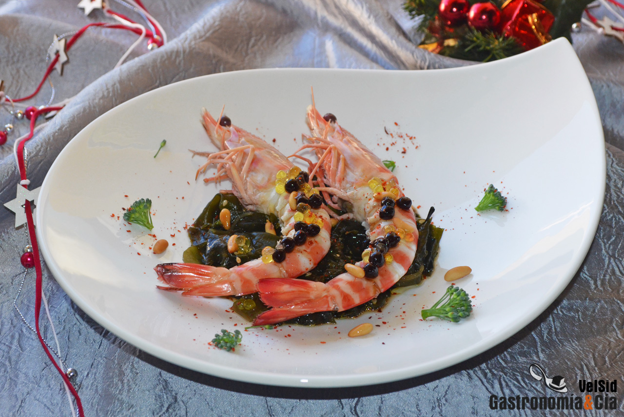 Langostinos con ensalada de wakame, piñones y brotes de