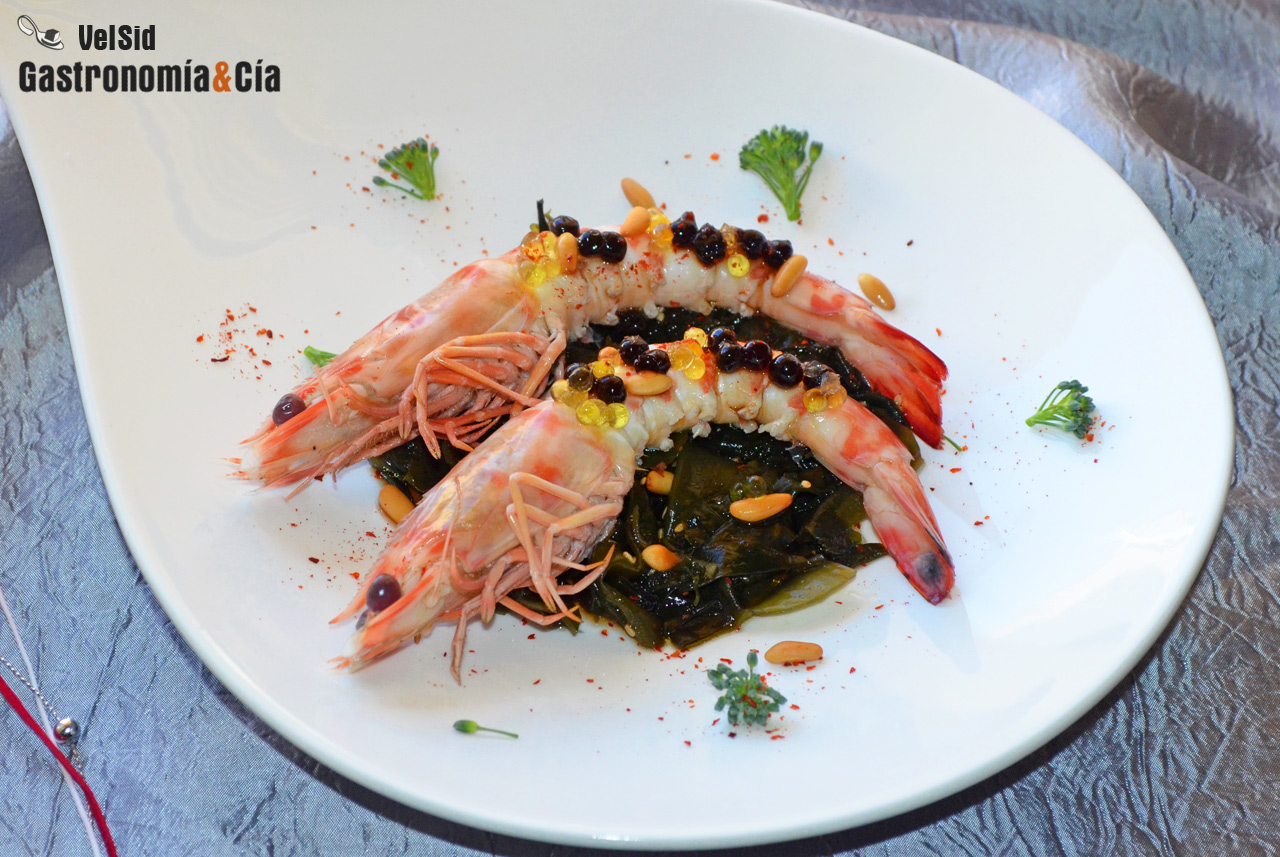 Langostinos con ensalada de wakame, piñones y brotes de