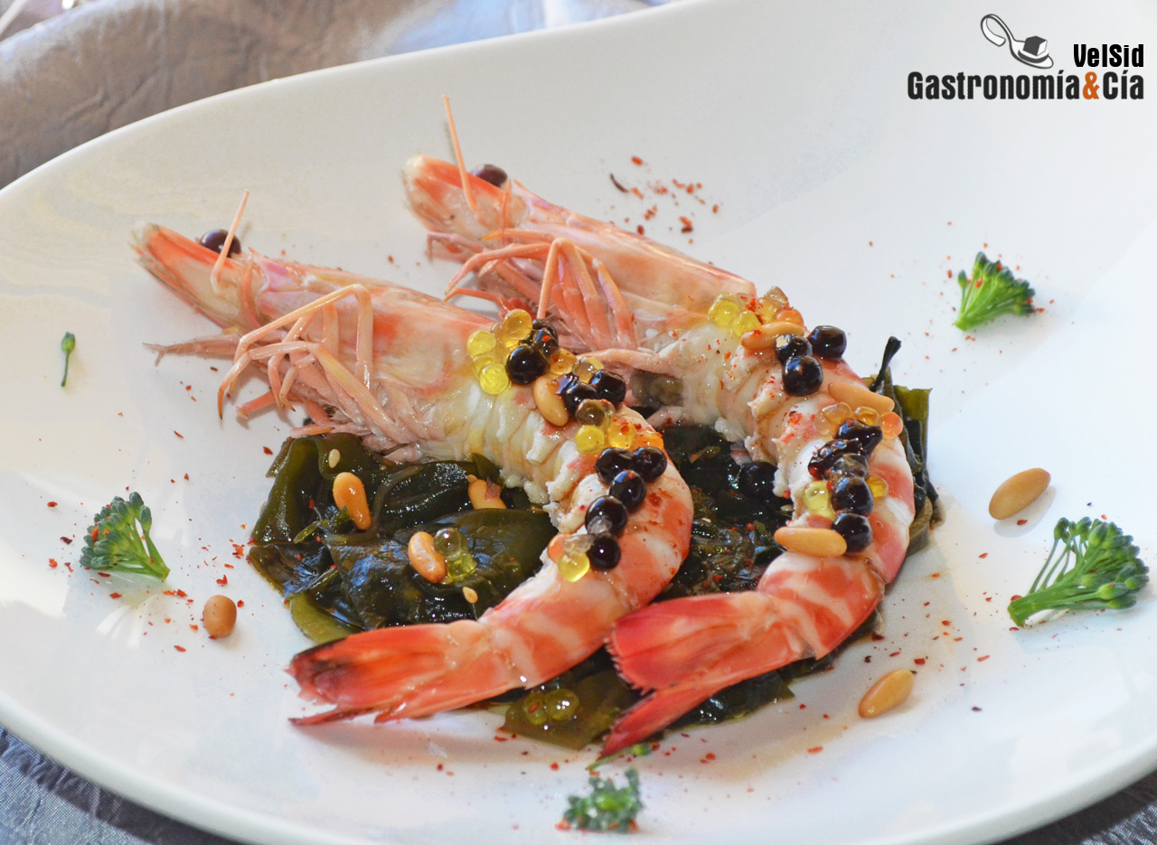 Langostinos con ensalada de wakame, piñones y brotes de