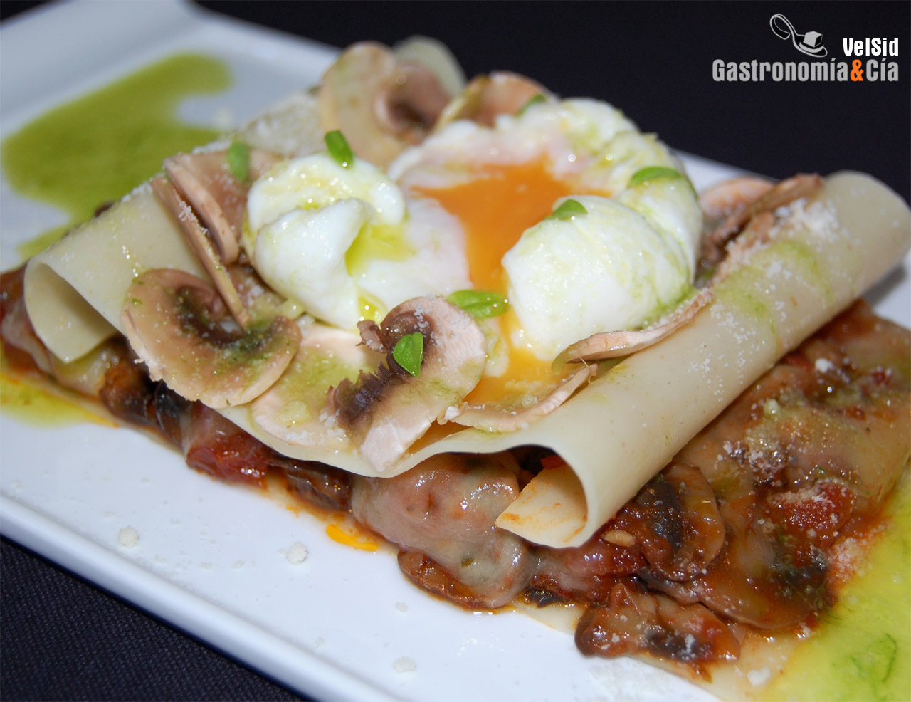 Lasaña de champiñones con huevo poché