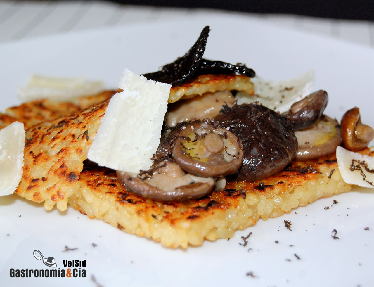 Lasaña de arroz socarrat con shiitake y trufa negra