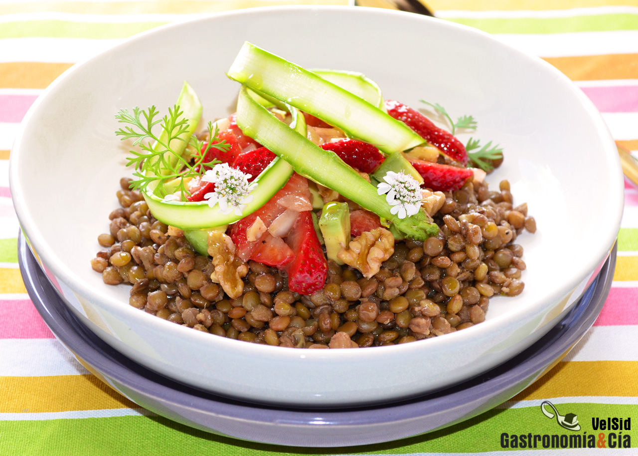 Lentejas con espárragos y fresas