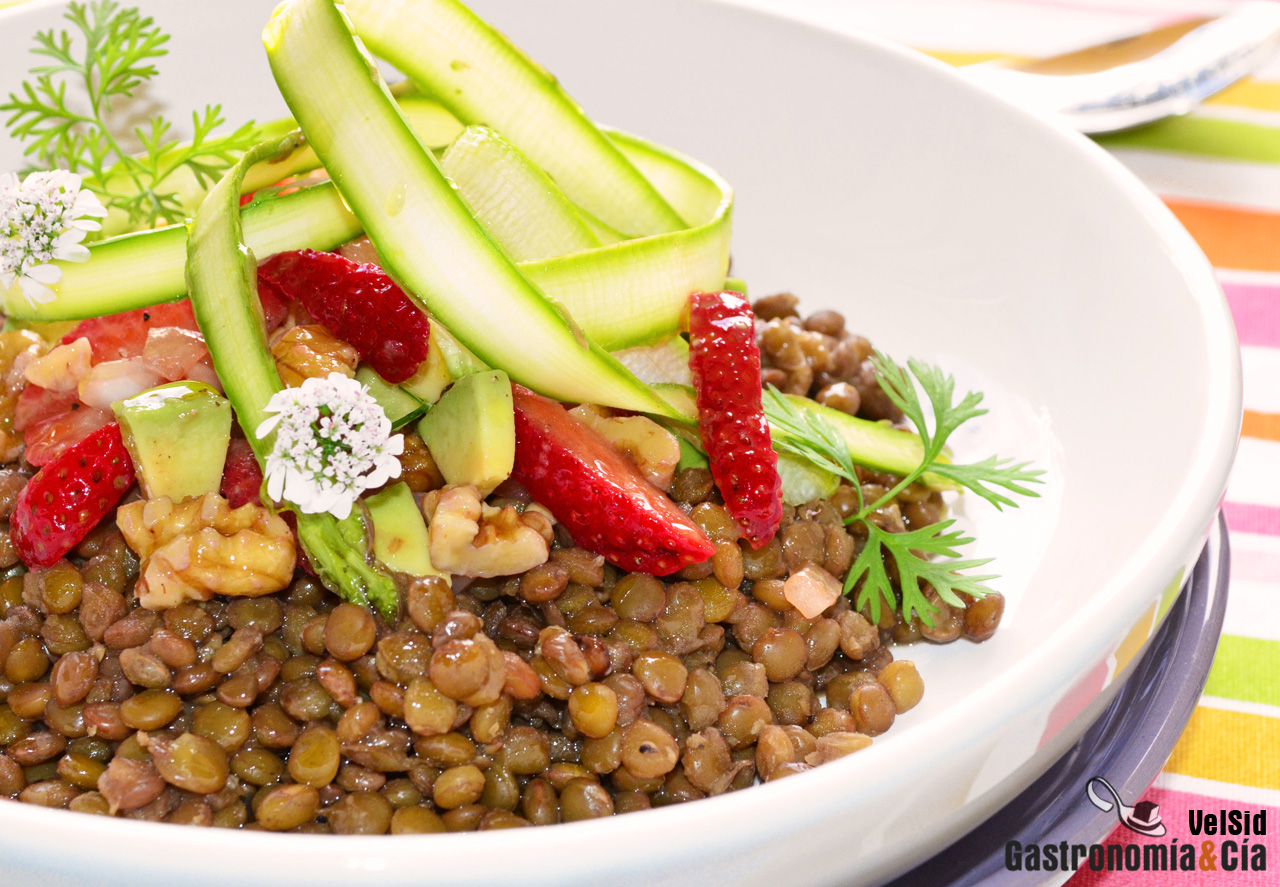 Lentejas con espárragos y fresas