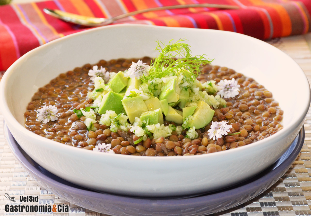 Lentejas con hinojo y aguacate