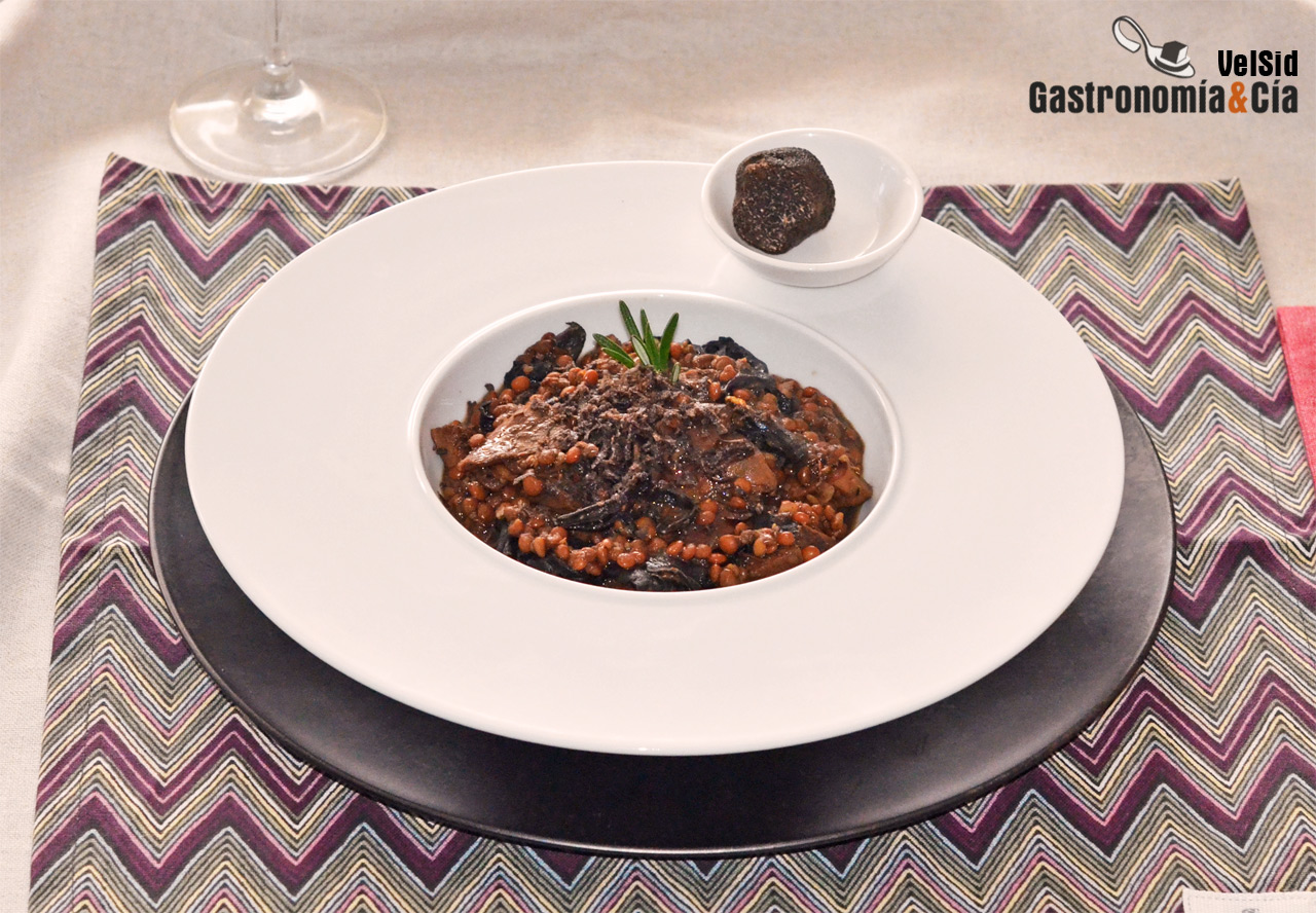 Lentejas con níscalos, trompetas y trufa negra