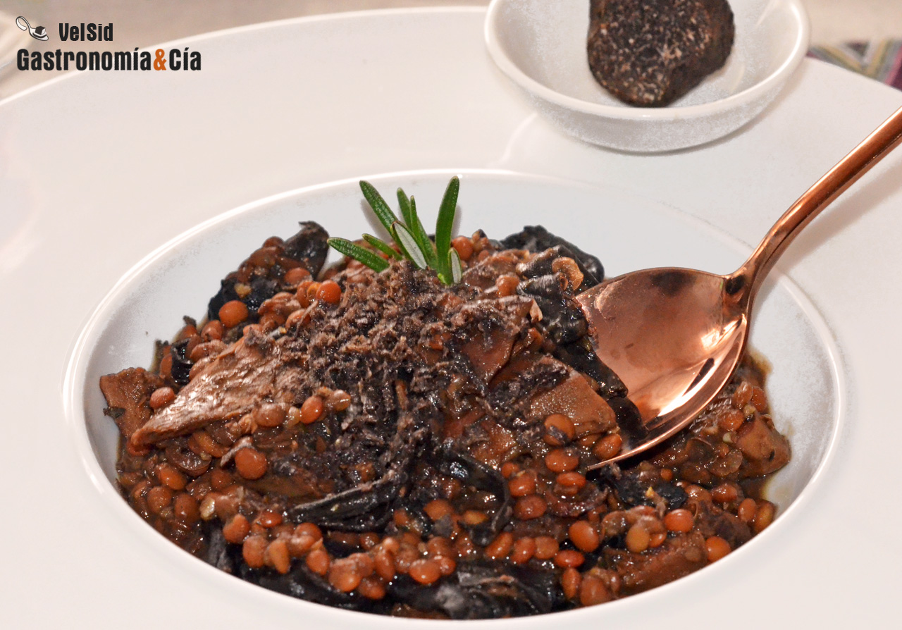 Lentejas con níscalos, trompetas y trufa negra