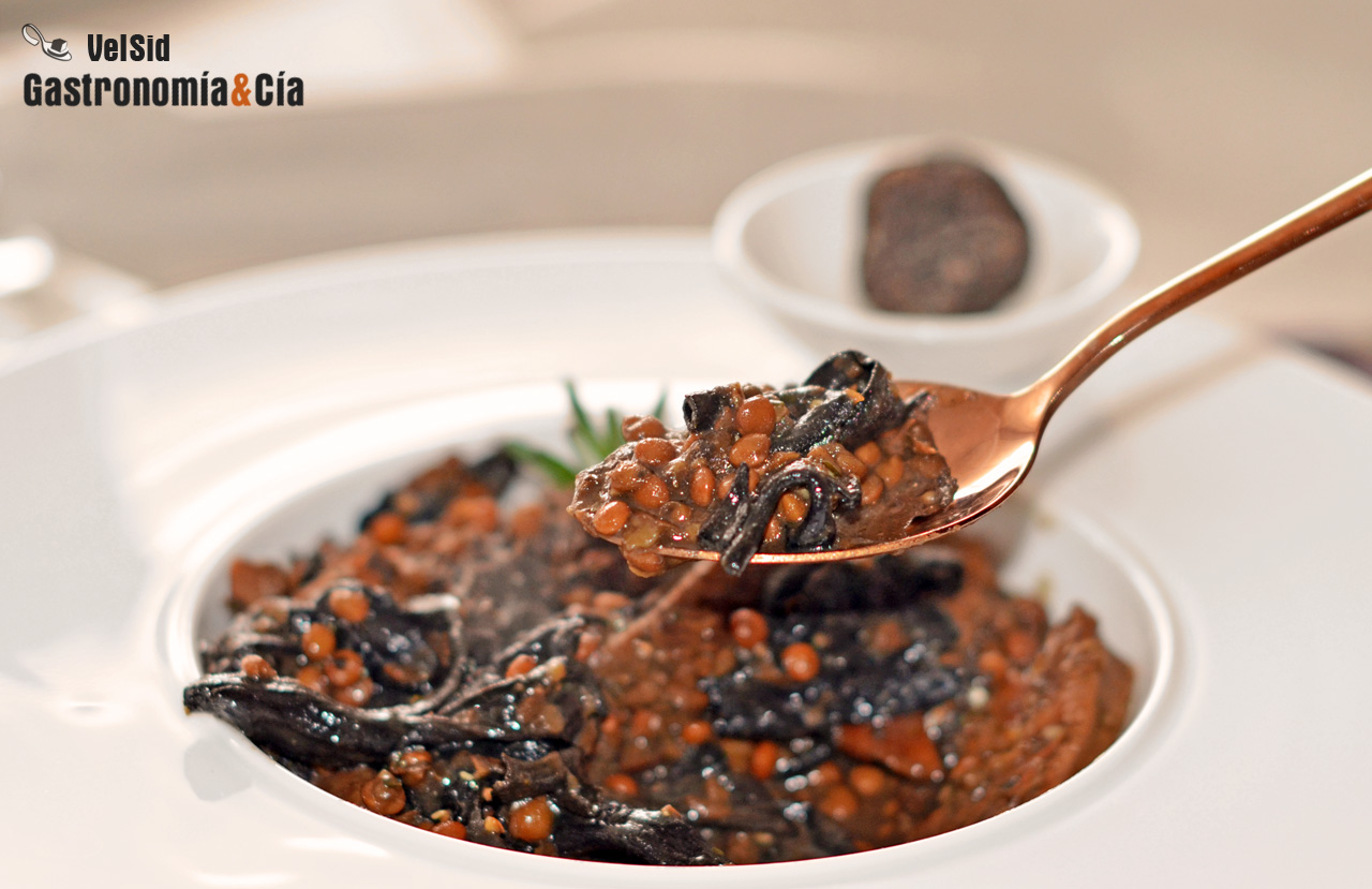 Lentejas con níscalos, trompetas y trufa negra