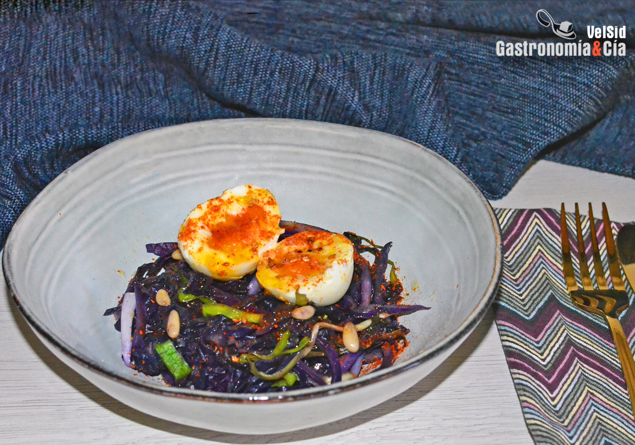 Col lombarda, como tallarines vegetales, con huevo y pi