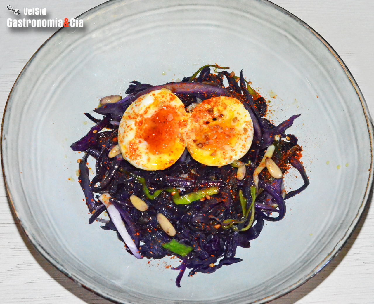 Col lombarda, como tallarines vegetales, con huevo y pi