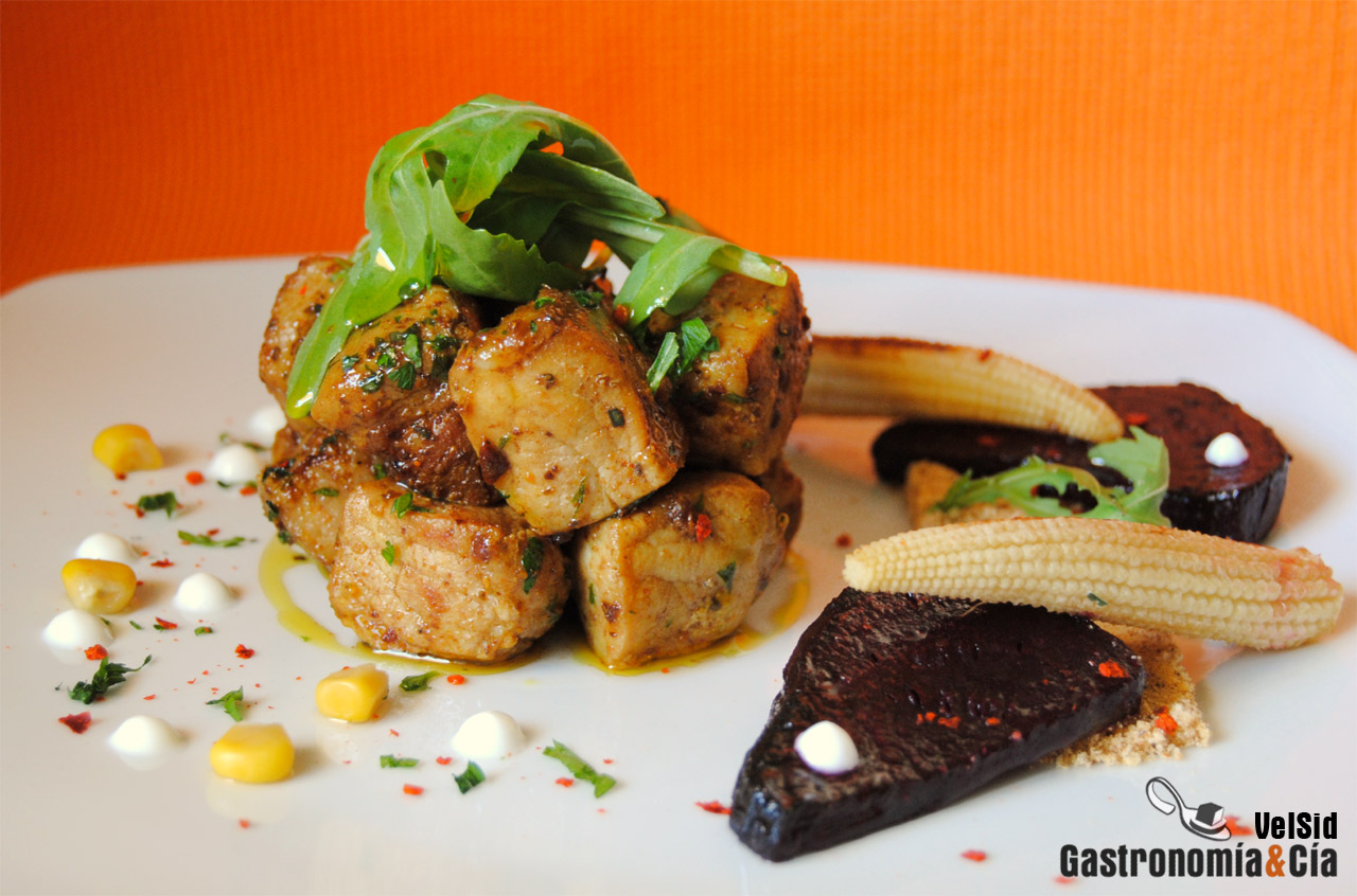 Lomo de cerdo con remolacha y maíz