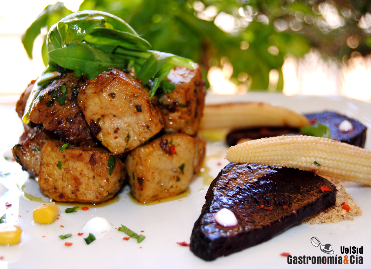 Lomo de cerdo con remolacha y maíz