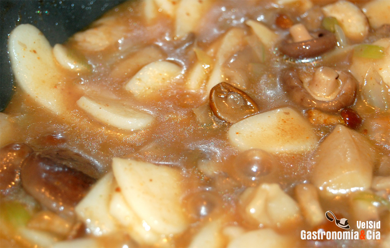 Lomo marinado con rice cake y setas