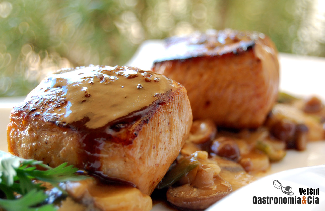 Lomo marinado con rice cake y setas