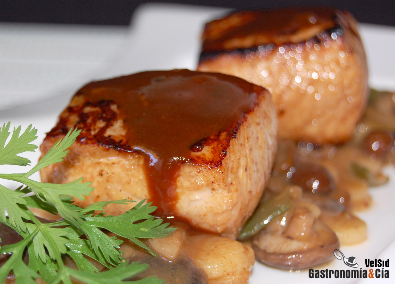 Lomo marinado con rice cake y setas