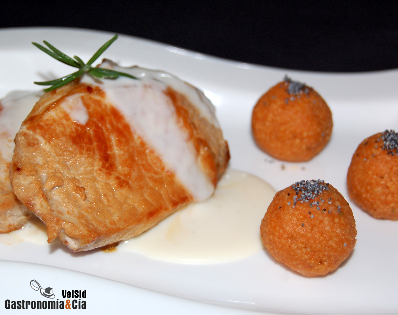 Lomo de cerdo con salsa de queso y albóndigas de cuscús