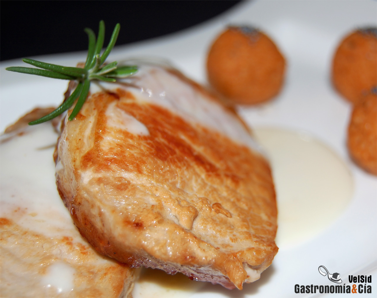 Lomo de cerdo con salsa de queso y albóndigas de cuscús