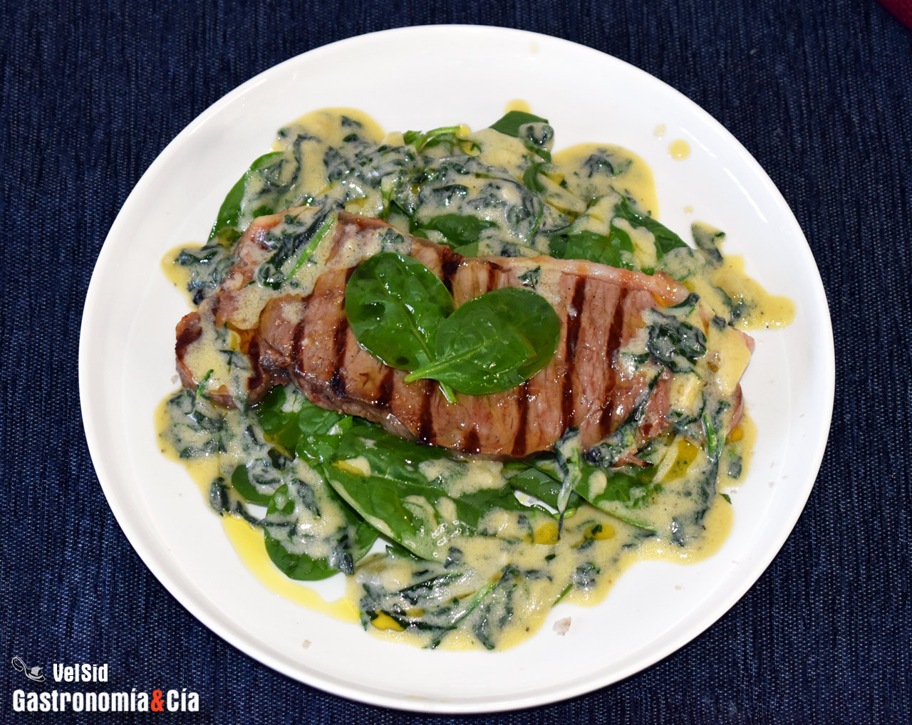 Lomo de ternera con salsa cremosa de espinacas y mascar