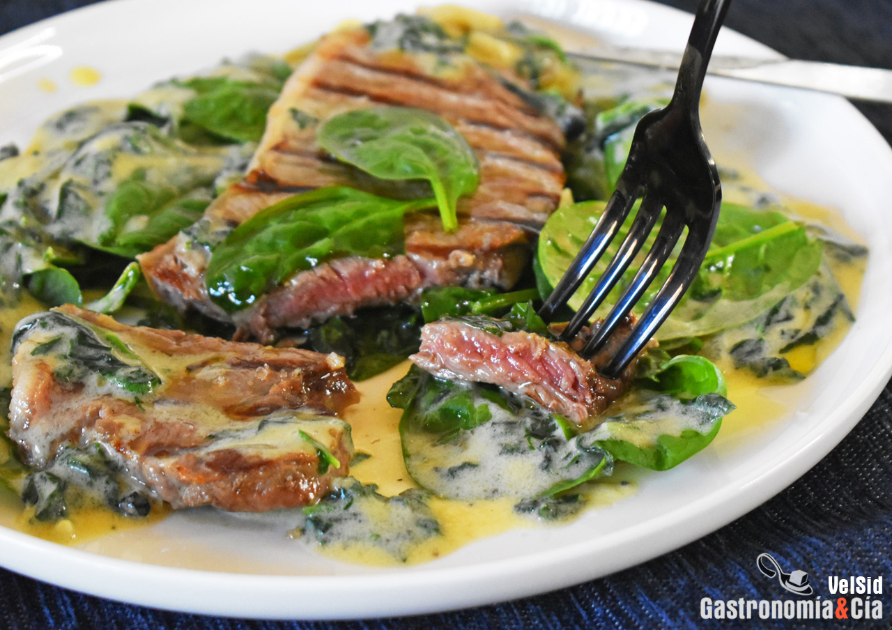 Lomo de ternera con salsa cremosa de espinacas y mascar