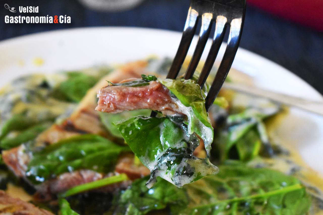 Lomo de ternera con salsa cremosa de espinacas y mascar