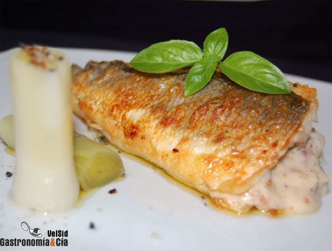 Lubina con velouté de queso ahumado y panceta