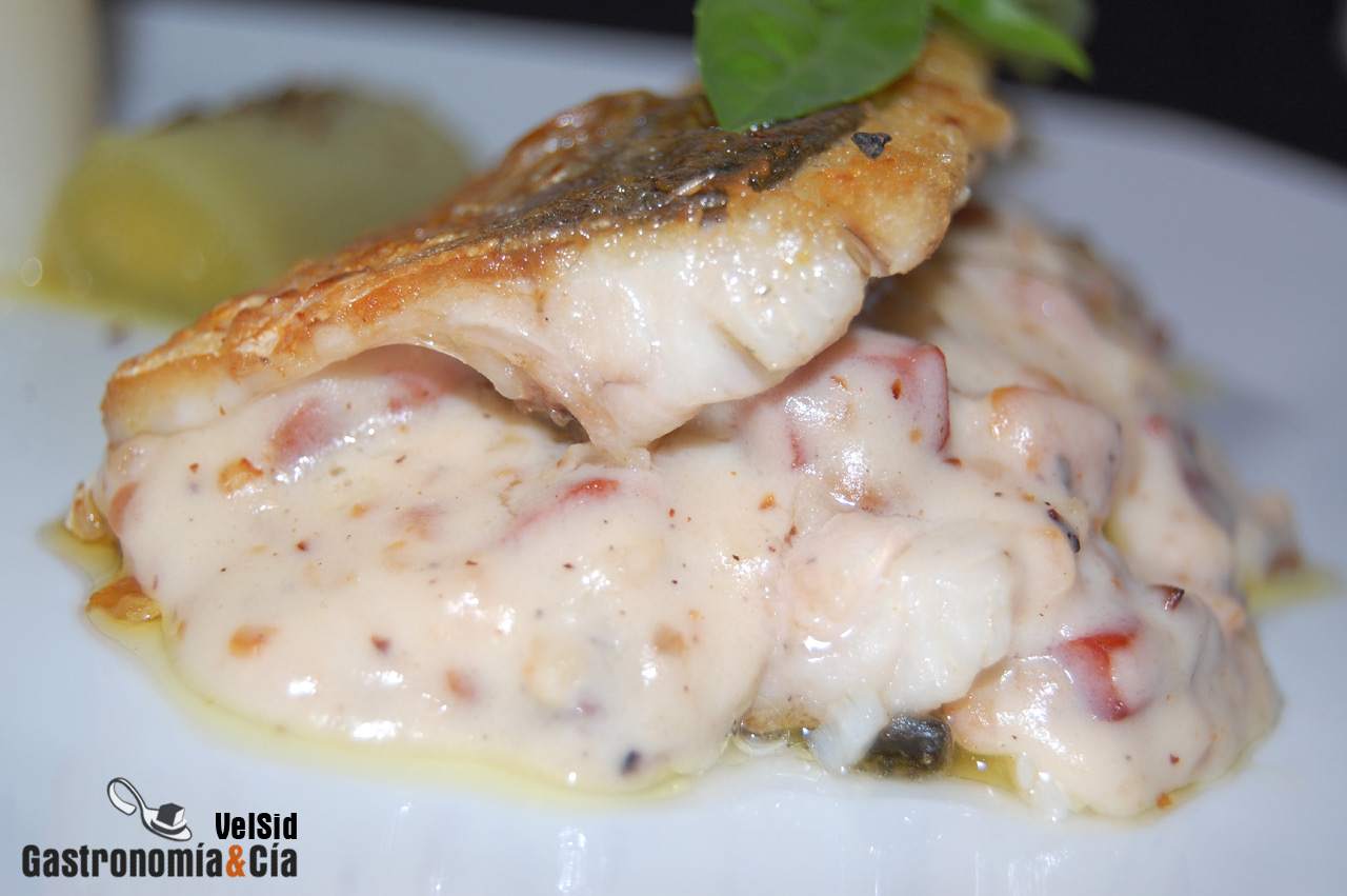 Lubina con velouté de queso ahumado y panceta