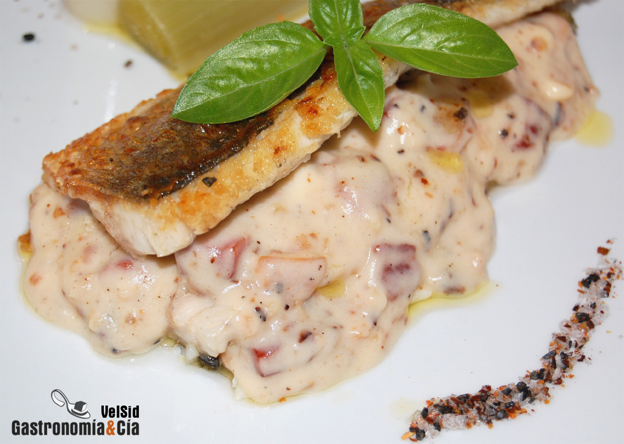 Lubina con velouté de queso ahumado y panceta