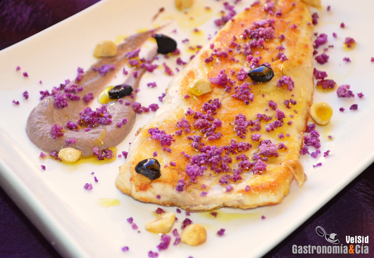 Lubina con cuscús de coliflor y salsa de avellana