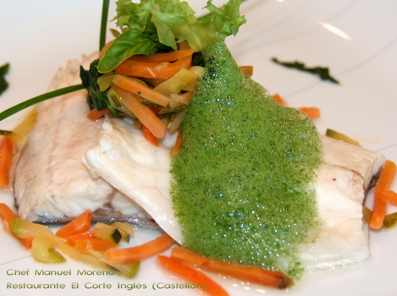 Lubina poché con verduras y aire de espinaca