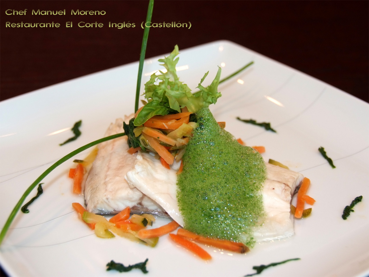 Lubina poché con verduras y aire de espinaca