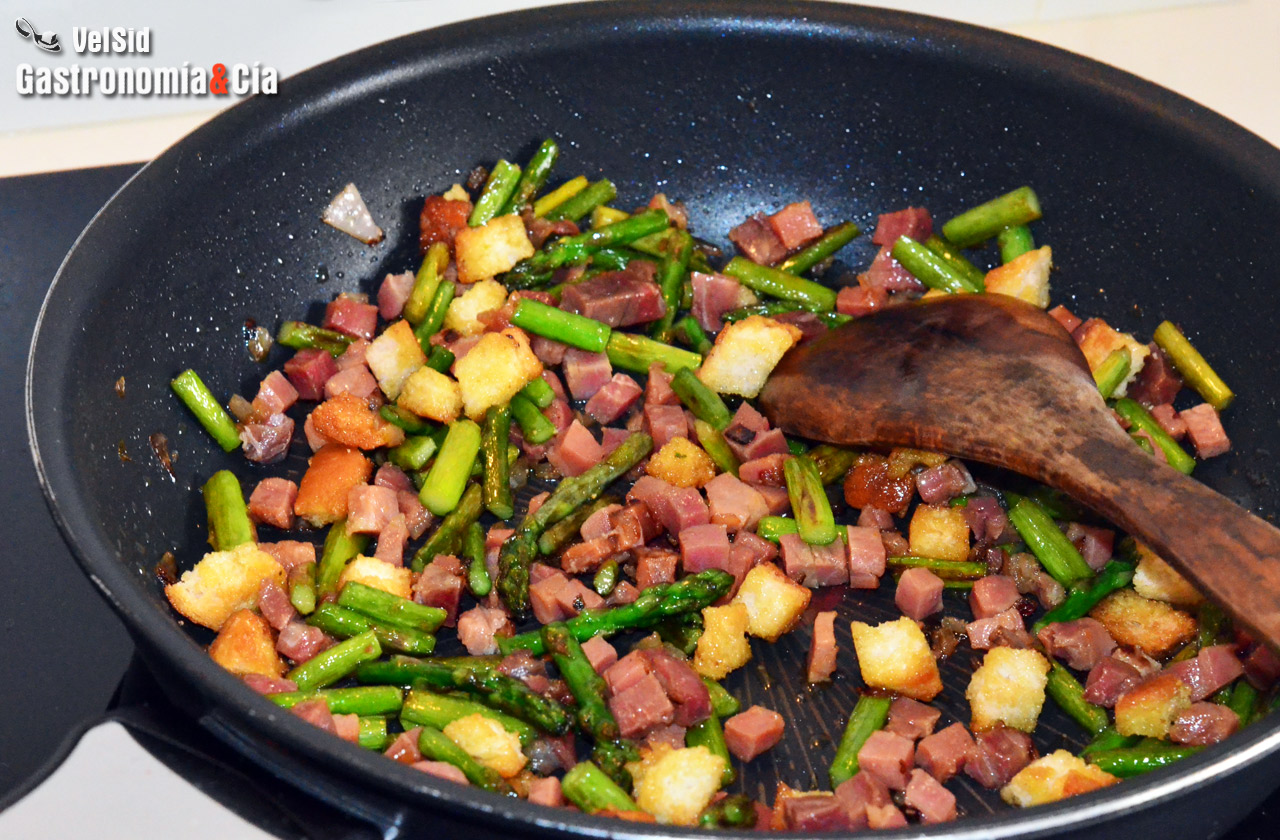 Macarrones con espárragos y jamón