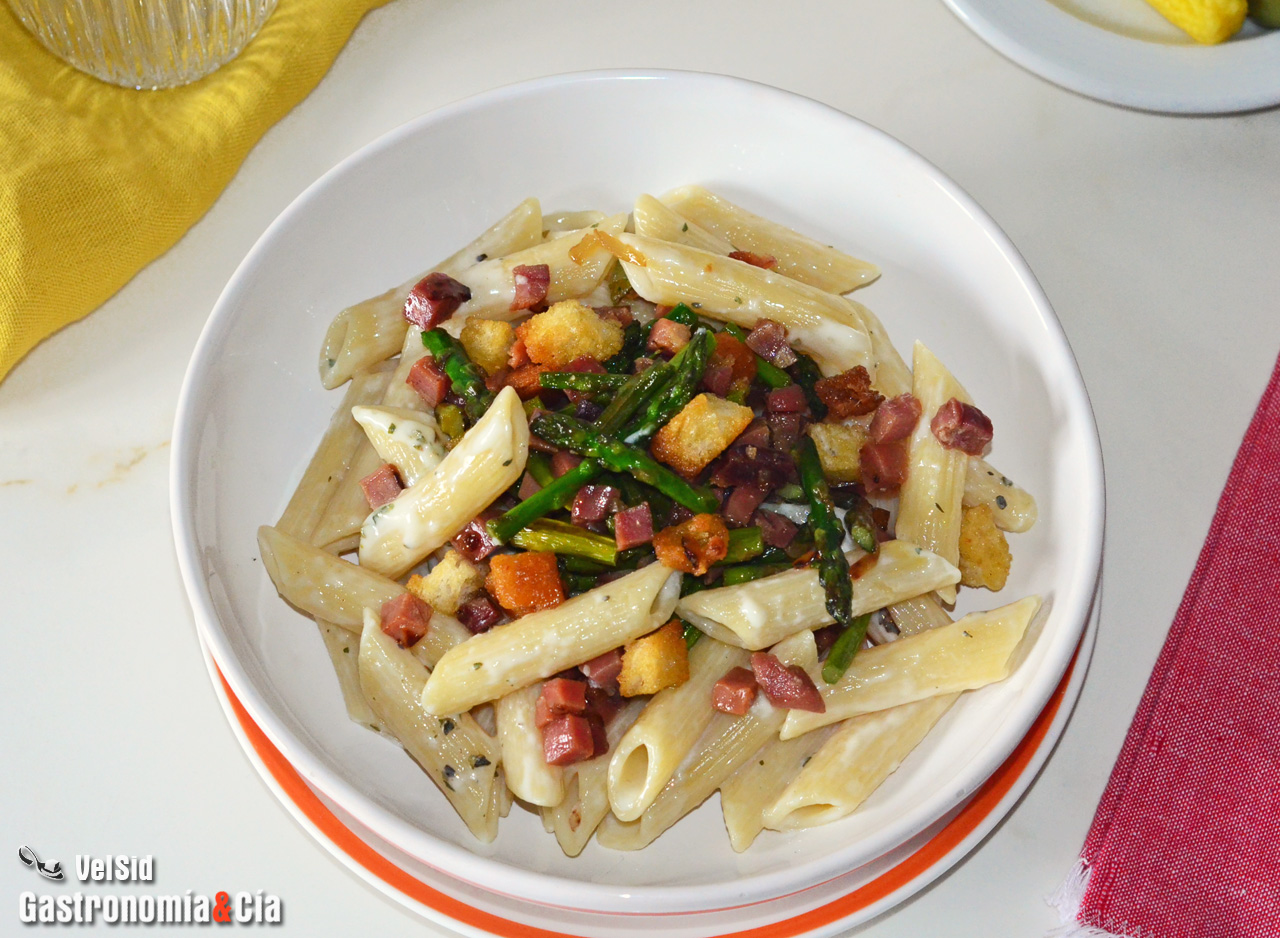 Macarrones con espárragos y jamón