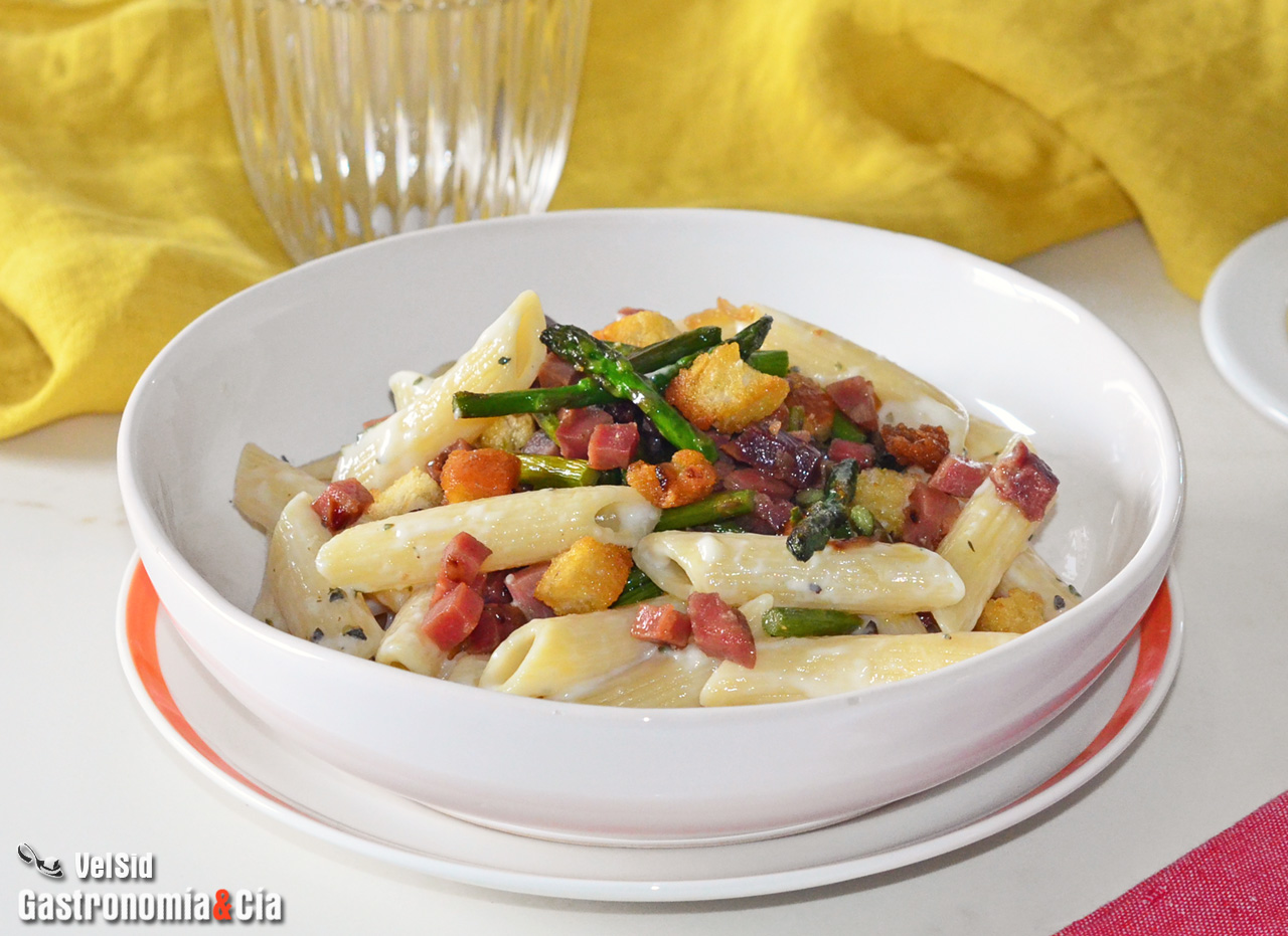 Macarrones con espárragos y jamón