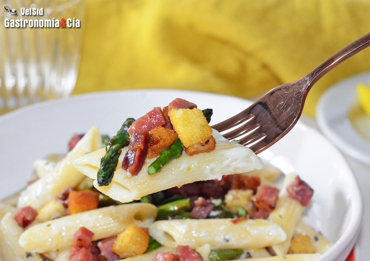 Macarrones con espárragos y jamón