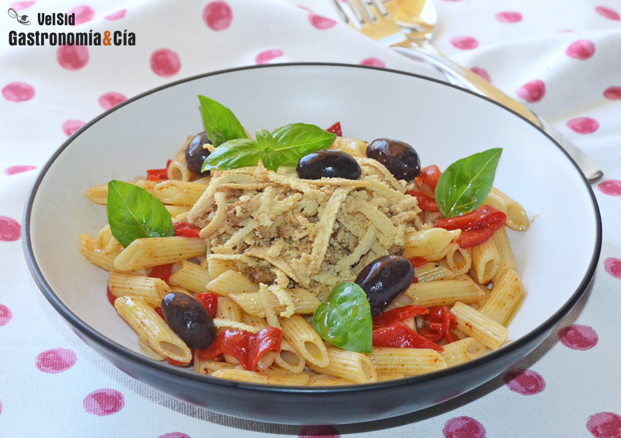 Macarrones con pimientos del piquillo y tofu ahumado 