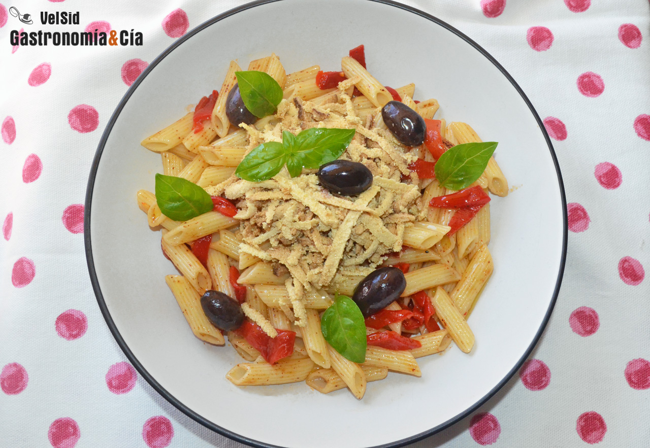 Macarrones con pimientos del piquillo y tofu ahumado 