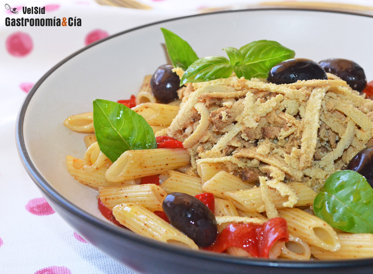 Macarrones con pimientos del piquillo y tofu ahumado 