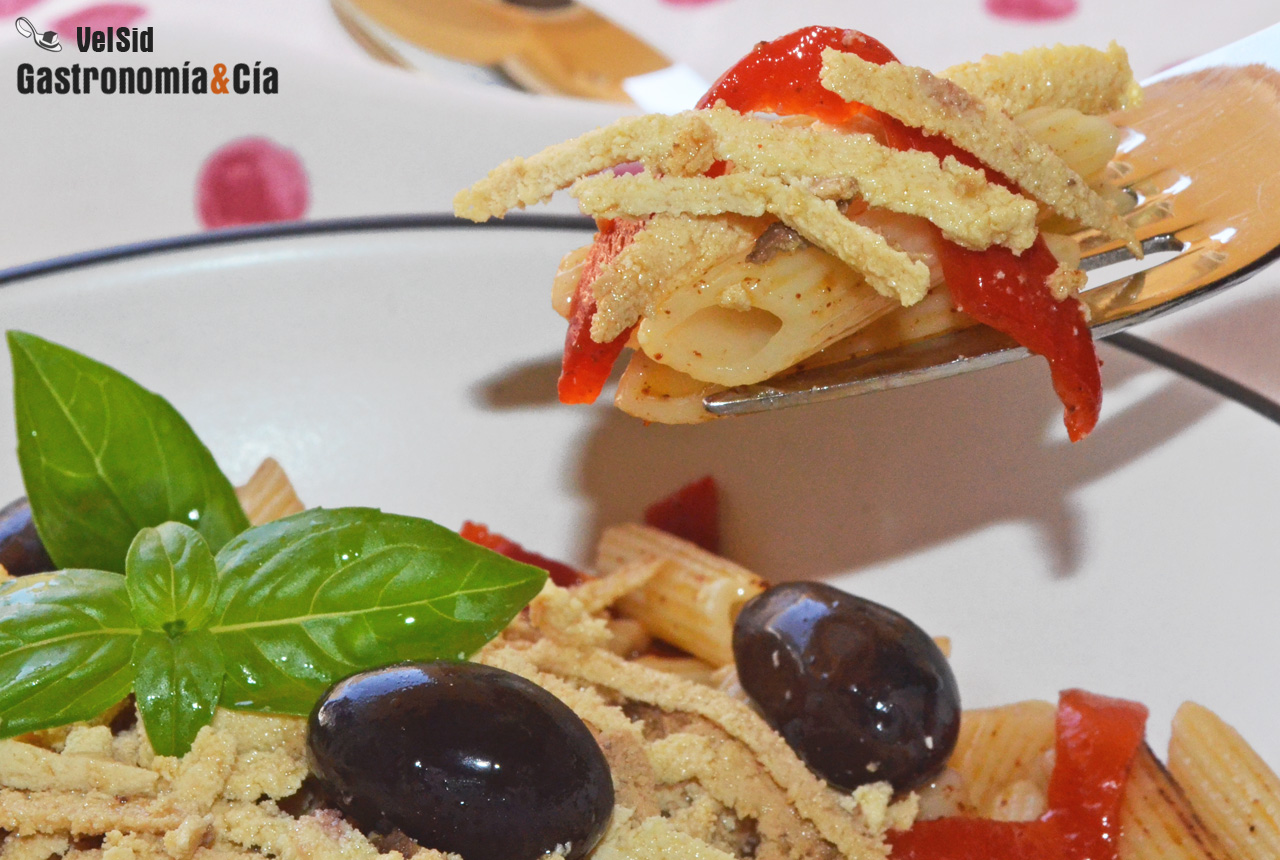 Macarrones con pimientos del piquillo y tofu ahumado 