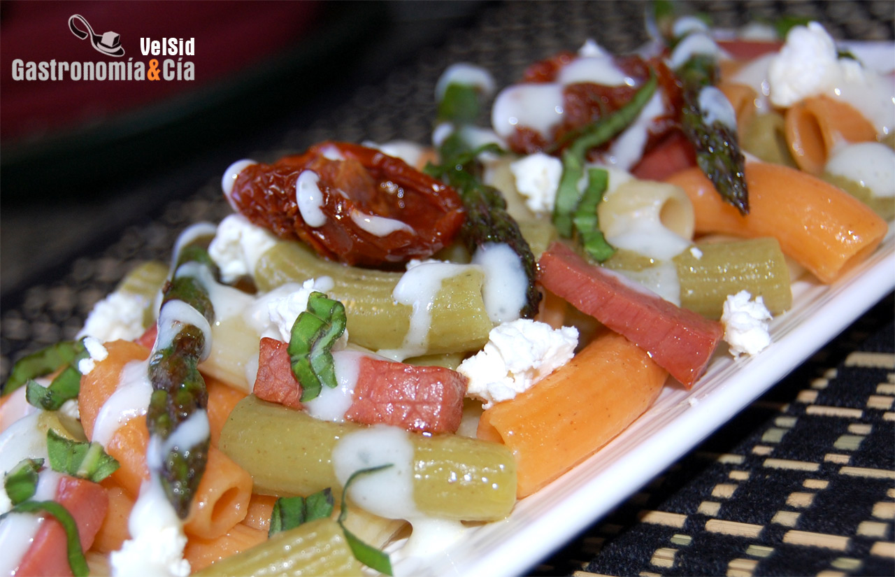 Macarrones con espárragos, jamón y crema de ajos