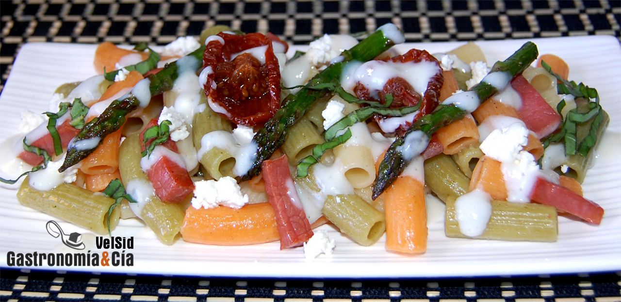 Macarrones con espárragos, jamón y crema de ajos