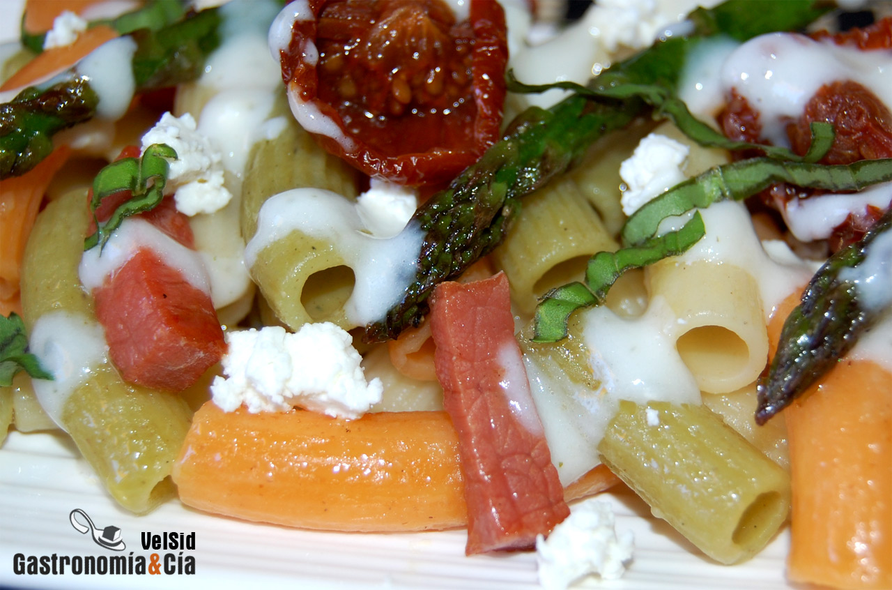 Macarrones con espárragos, jamón y crema de ajos