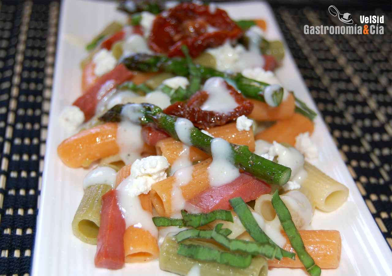 Macarrones con espárragos, jamón y crema de ajos