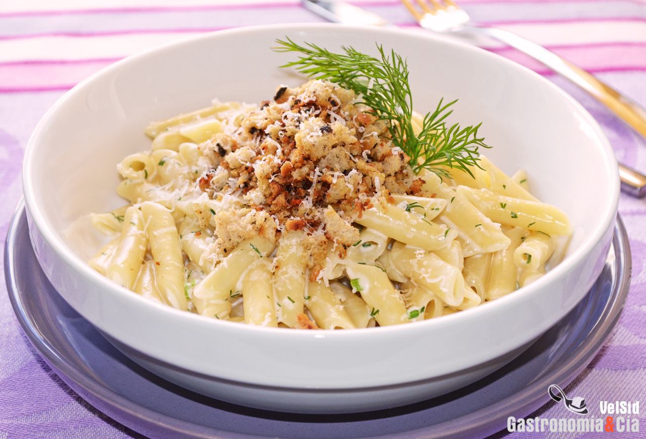 Macarrones con eneldo y migas de aceitunas
